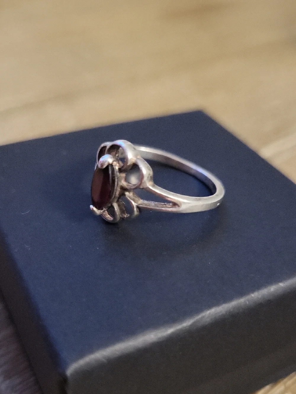 Vintage 925 Sterling Silver Garnet Stone Flower Ring
